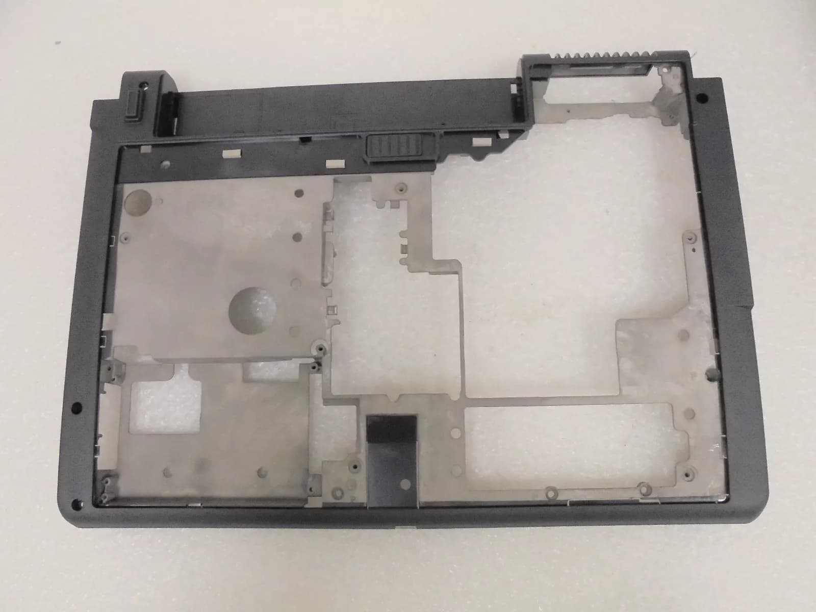 Bottom Base Case for Laptop Dell Studio 1535 1536 1537 P/N K319D ( Used )